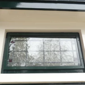 Houten voorzetraam voor glas in lood