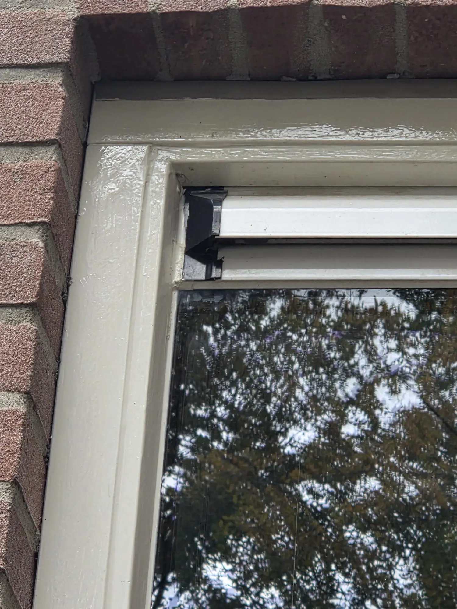 een raamkozijn van een woning