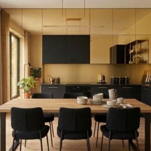 woonkeuken met eettafel met 6 stoelen en gouden spiegels aan de muur