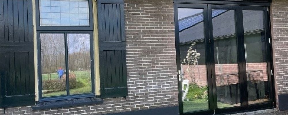 boerderij met rietendak en zwarte kozijnen